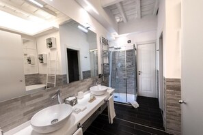 Shower, hair dryer, bidet, towels - Barcaccia Luxury Suites: Master Suite Superior 4 (Roma)