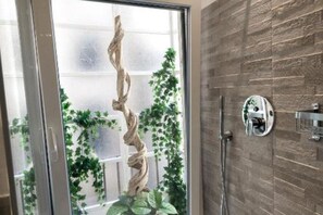 Dusj, hårføner, bidé og håndklær