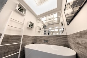 Regadera, secadora de cabello, bidet, toallas 
