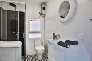 Sèche-cheveux, serviettes fournies, savon, papier toilette