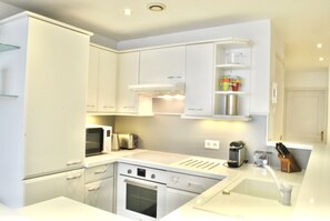 Refrigerador, microondas, horno y lavavajillas 