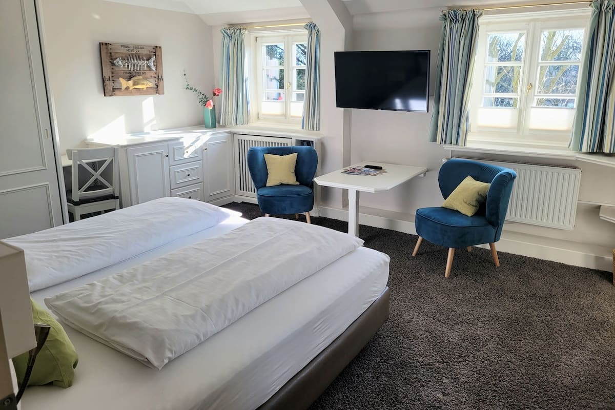 Habitación doble Deluxe, vista al lago | Caja de seguridad en la habitación y escritorio