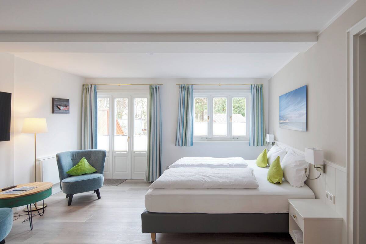 Junior suite | Een kluis op de kamer, een bureau, een laptopwerkplek