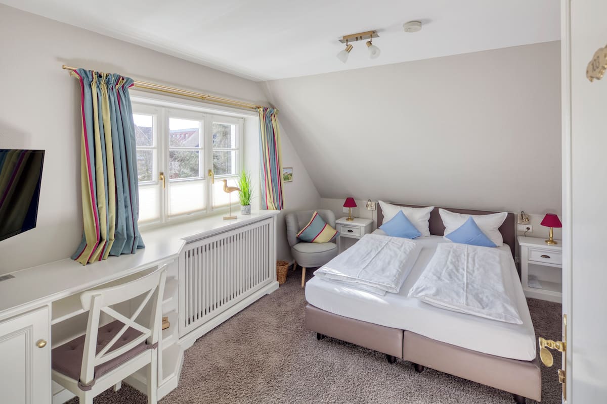 Habitación doble | Caja de seguridad en la habitación y escritorio