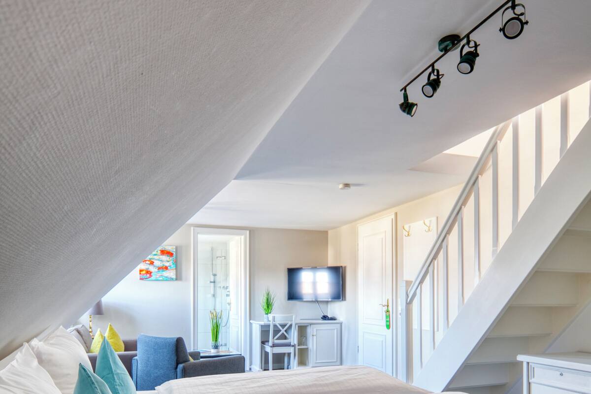 Suite | Een kluis op de kamer, een bureau, een laptopwerkplek