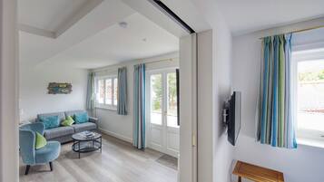 Luxury-Suite, Seeblick | Zimmersafe, Schreibtisch, laptopgeeigneter Arbeitsplatz