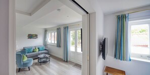 Suite de lujo, vista al lago | Caja de seguridad en la habitación y escritorio 