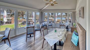 Frühstück, Mittagessen, Abendessen, Blick auf den Garten