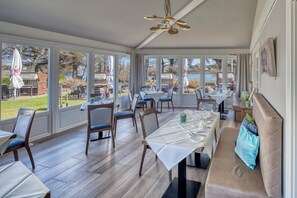 Se sirven desayunos, comidas y cenas con vista al jardín 