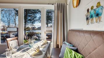 Frühstück, Mittagessen, Abendessen, Blick auf den Garten