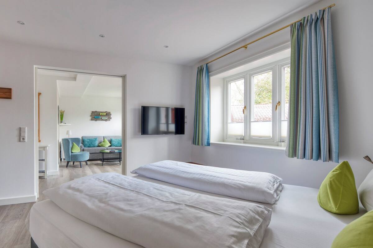 Luxe suite, uitzicht op meer | Een kluis op de kamer, een bureau, een laptopwerkplek