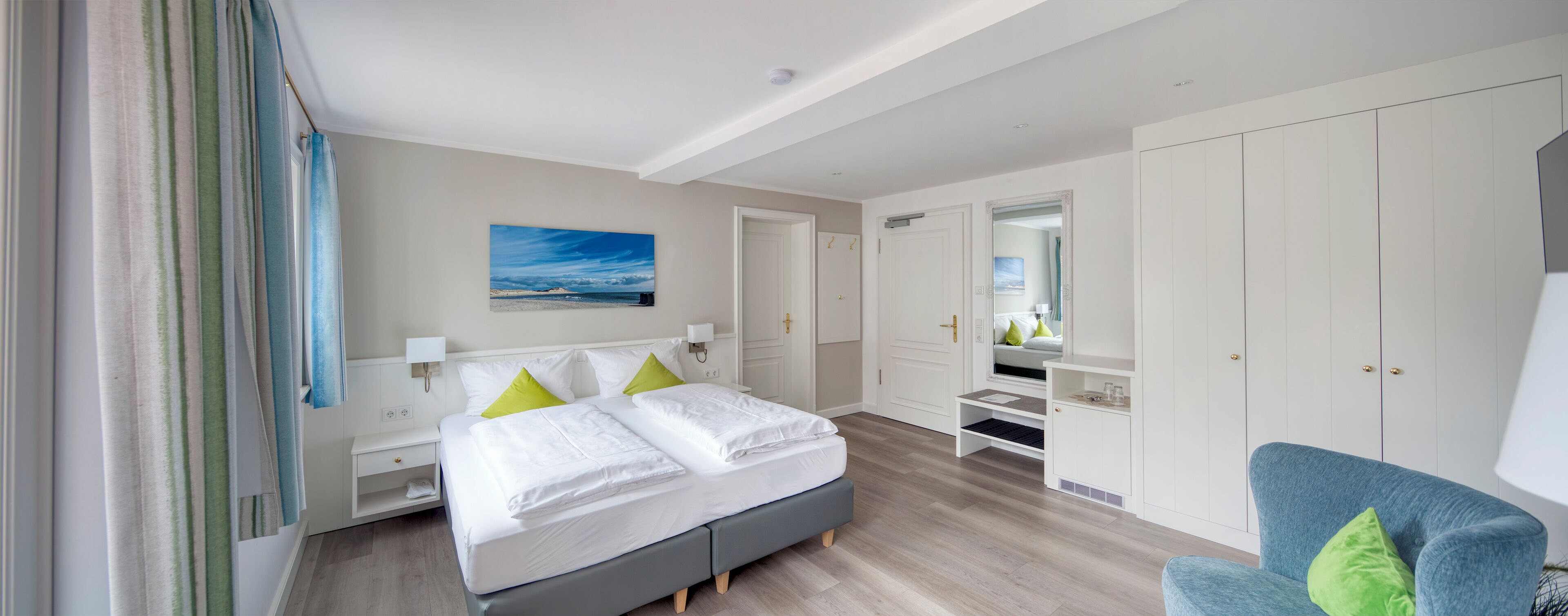 Junior Suite | Peti besi dalam bilik, meja, ruang kerja komputer riba 