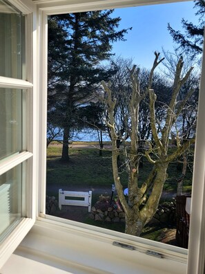 Habitación doble Deluxe, vista al lago | Caja de seguridad en la habitación y escritorio 