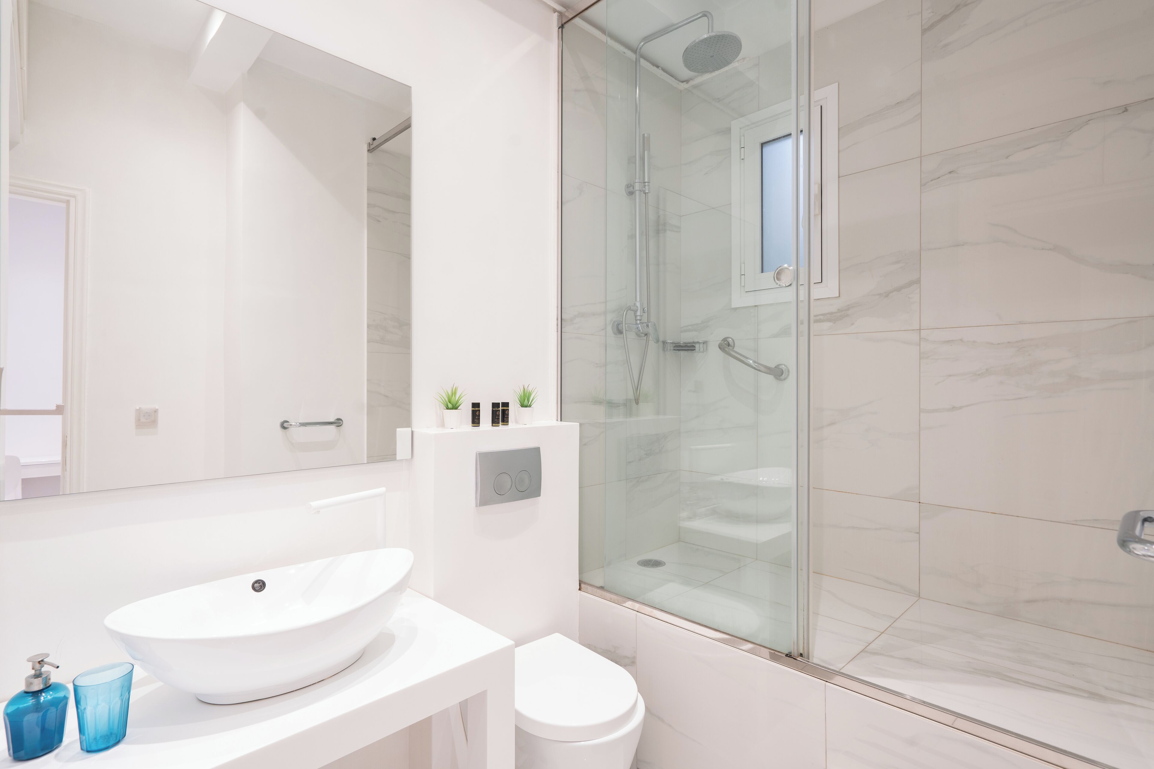 City Apartment, Balcony | Bathroom | Shower, hair dryer, towels, soap
