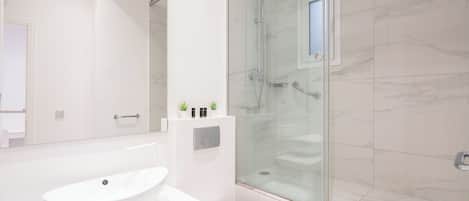 City Apartment, Balcony | Bathroom | Shower, hair dryer, towels, soap