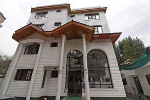 Front of property - Hotel Shree Mazda (Srinagar)