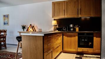 Kühlschrank, Mikrowelle, Ofen, Geschirrspüler