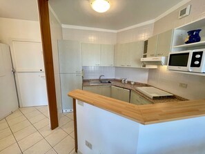 Geladeira, micro-ondas, cooktop, lava-louças