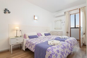 2 chambres, coffres-forts dans les chambres, fer et planche à repasser