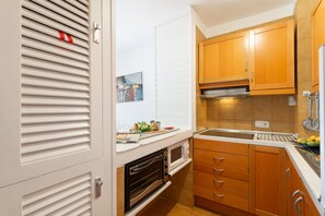 Réfrigérateur, micro-ondes, four, cafetière/bouilloire