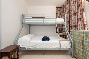 2 makuuhuonetta, silitysrauta/-lauta, vauvan matkasänky, ilmainen Wi-Fi