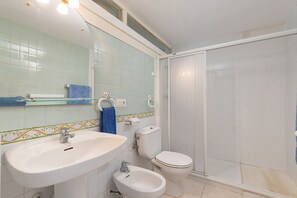 Suihku, hiustenkuivaaja, pyyhkeet