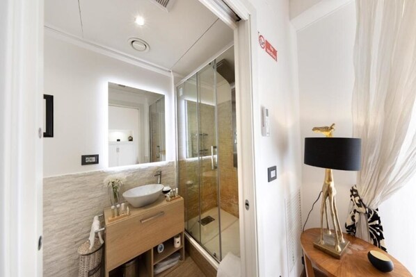 Een douche, een haardroger, een bidet, handdoeken