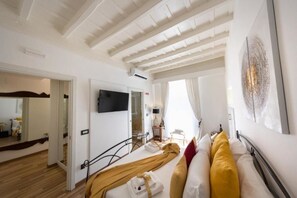 1 bedroom, free WiFi, bed sheets - Barcaccia Luxury Suites: King Room 1 (Roma)