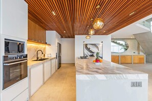 Fridge, microwave, oven, stovetop - 4-bedroom villa in serene Bali with AC, WiFi. Enjoy paradise (Bali)