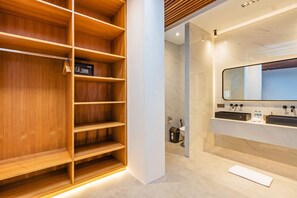 Douche, sèche-cheveux, bidet, serviettes fournies