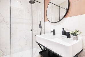 Douche, sèche-cheveux, bidet, serviettes fournies