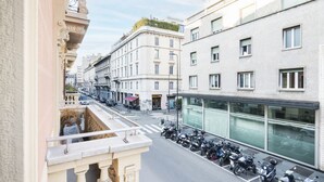 Vista de una calle con motocicletas estacionadas, un edificio con ventanas amplias y cielo despejado.