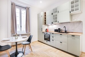 Jääkaappi, mikroaaltouuni, uuni, liesi