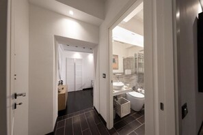 Douche, sĂšche-cheveux, bidet, serviettes fournies