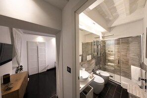 Doccia, asciugacapelli, bidet, asciugamani