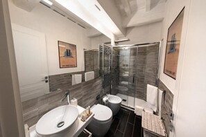 Dusche, Haartrockner, Bidet, Handtücher