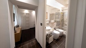 A modern bathroom with a shower, two sinks, and a toilet. - Barcaccia Luxury Suites: Suite Queen 3 (Roma)
