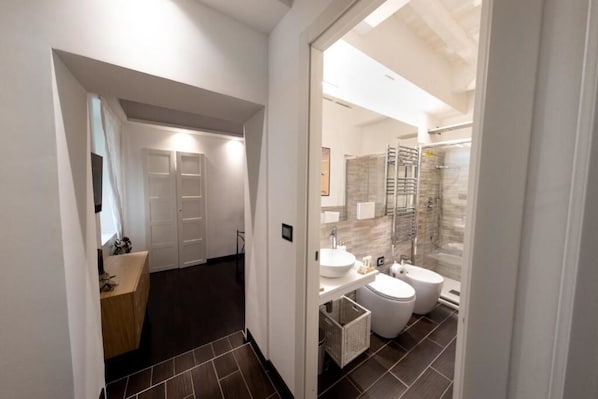 Dusche, Haartrockner, Bidet, Handtücher