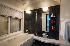 Hair dryer, bidet, towels, soap - Oceanfront 5-Bedroom Villa: Perfect for Family Getaways & Relaxing Stays (洞爺湖町)