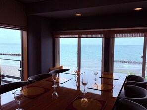 Meeting facility - Oceanfront 5-Bedroom Villa: Perfect for Family Getaways & Relaxing Stays (洞爺湖町)