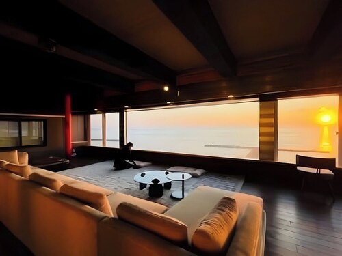 Oceanfront 3-Bedroom Villa: Perfect for Family Getaways & Relaxing Stays