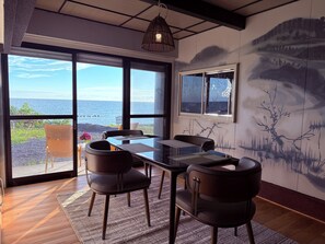 Dining - Oceanfront 5-Bedroom Villa: Perfect for Family Getaways & Relaxing Stays (洞爺湖町)