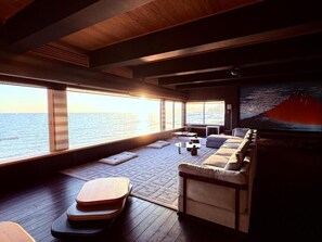 Interior - Oceanfront 5-Bedroom Villa: Perfect for Family Getaways & Relaxing Stays (洞爺湖町)