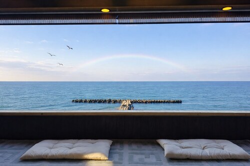 Oceanfront 5-Bedroom Villa: Perfect for Family Getaways & Relaxing Stays