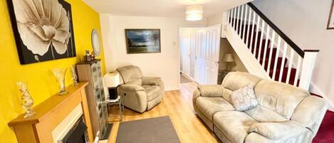 Talo | Oleskelualue | Televisio, takka