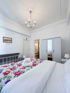 2 bedrooms, iron/ironing board, WiFi, bed sheets - Colosseum is only 5 minutes away by metro while the Vatican can be reached in 15 minutes (Roma)