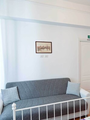 Smart TV - Colosseum is only 5 minutes away by metro while the Vatican can be reached in 15 minutes (Roma)