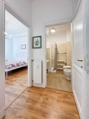 Shower, hair dryer, bidet, towels - Colosseum is only 5 minutes away by metro while the Vatican can be reached in 15 minutes (Roma)