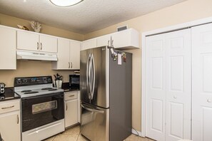Fridge, microwave, stovetop, dishwasher
