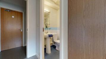 Single Room, Non Smoking | Blackout drapes, free WiFi